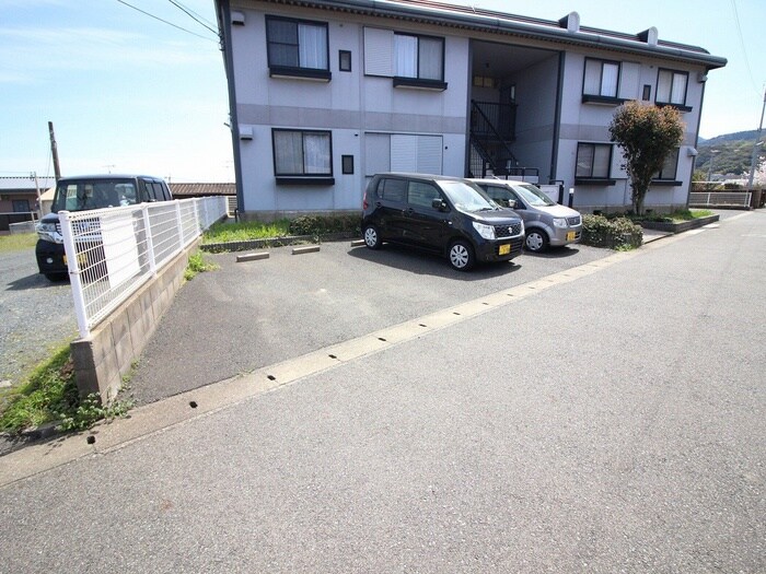 物件外観写真2　(駐車場)