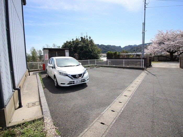 物件外観写真3　(駐車場)