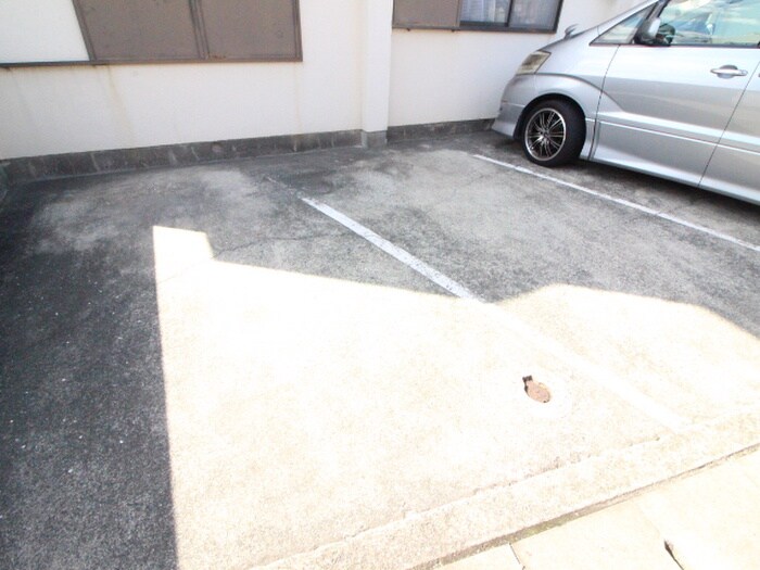 物件外観写真3　(駐車場)