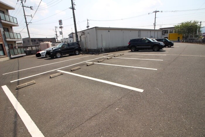 物件外観写真2　(駐車場)