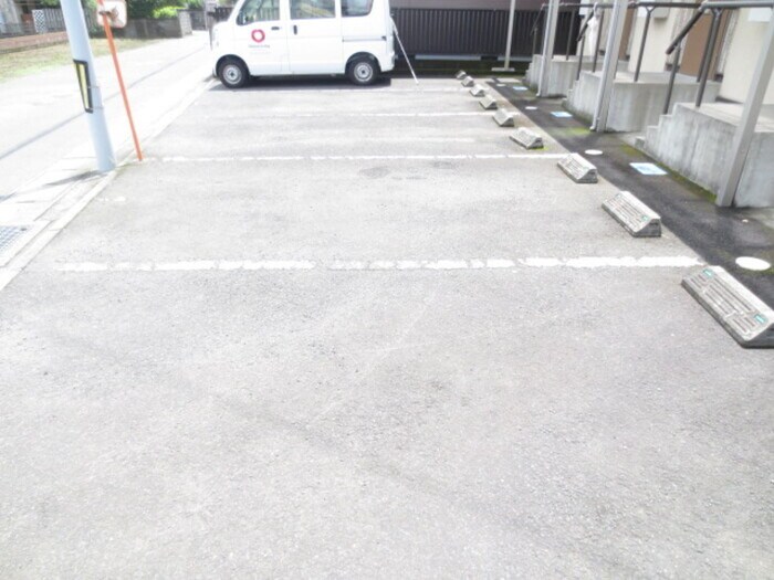 物件外観写真2　(駐車場)