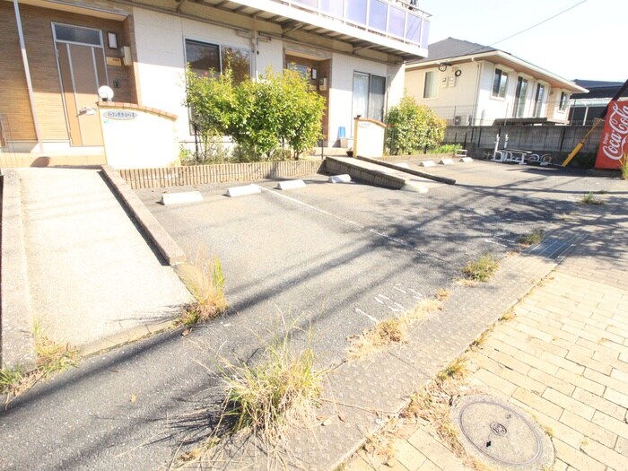 物件外観写真3　(駐車場)