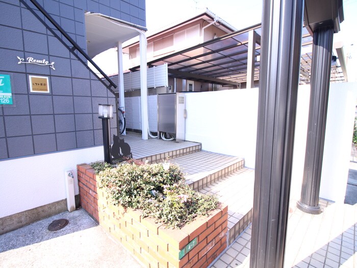 物件外観写真2　(エントランス部分)