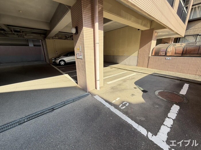 物件外観写真3　(駐車場)