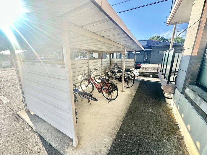 物件外観写真3　(駐輪場)