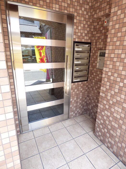 物件外観写真2　(エントランス部分)