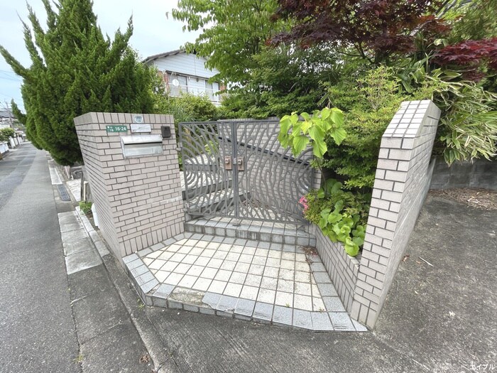 物件外観写真4　(エントランス部分)