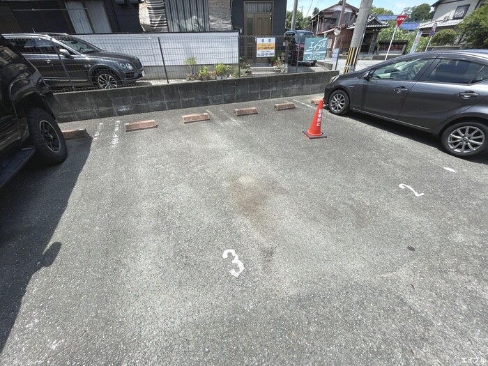 物件外観写真3　(駐車場)