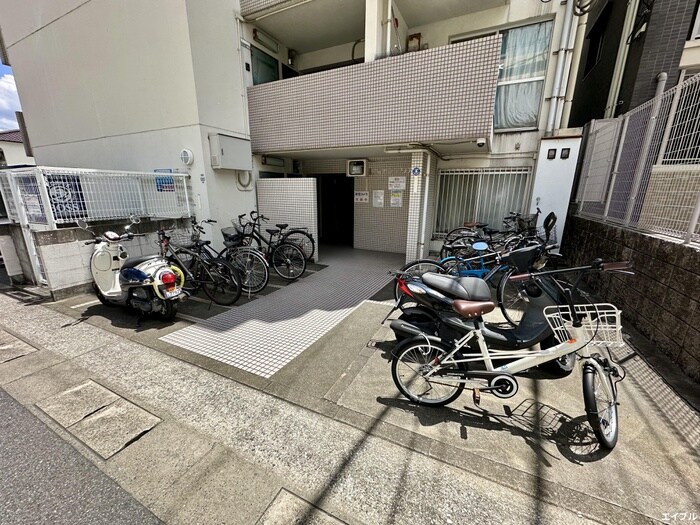 物件外観写真4　(駐輪場)