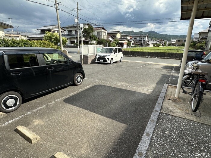 物件外観写真2　(駐車場)