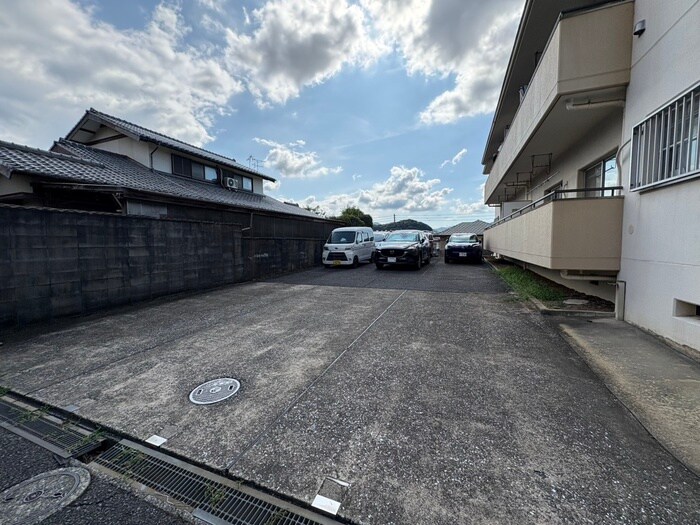 物件外観写真4　(駐車場)
