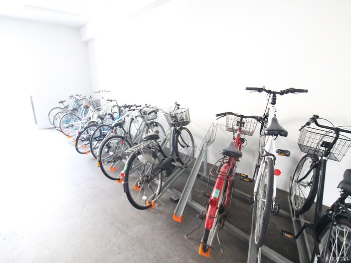 物件外観写真4　(駐輪場)