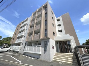プレジデント駅前通り外観写真