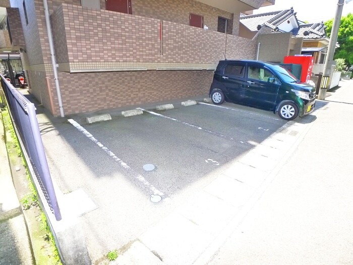 物件外観写真5　(駐車場)