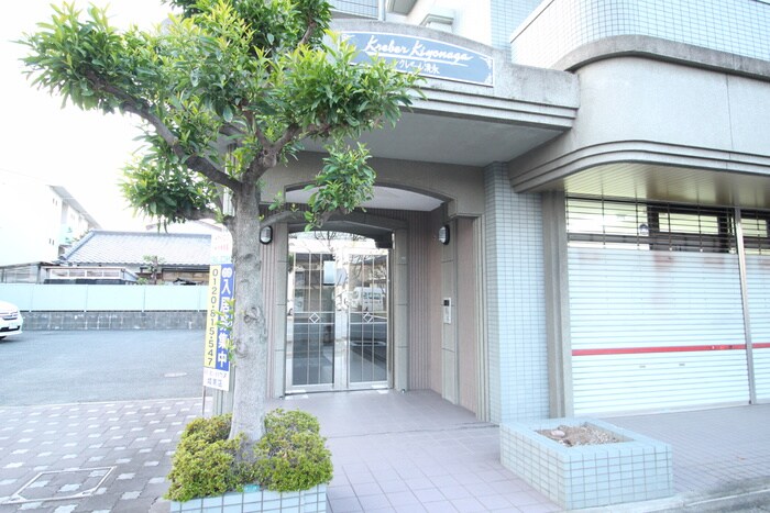 物件外観写真4　(エントランス部分)