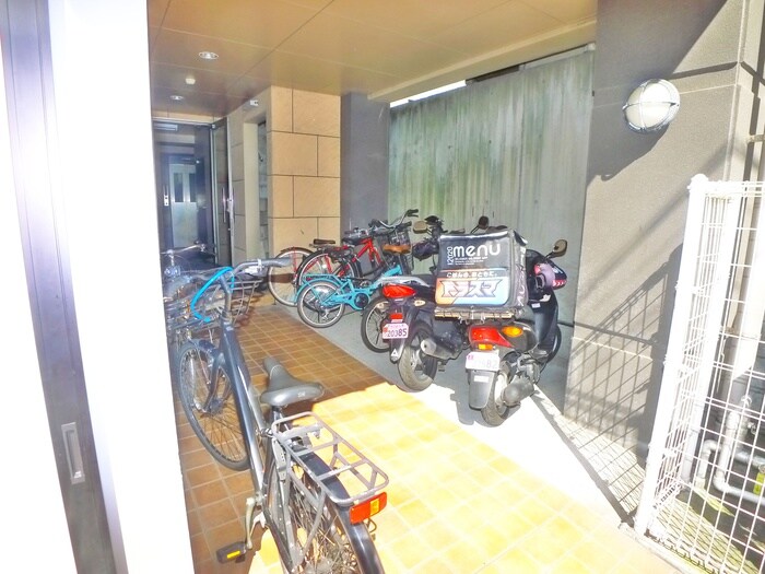 物件外観写真5　(駐輪場)