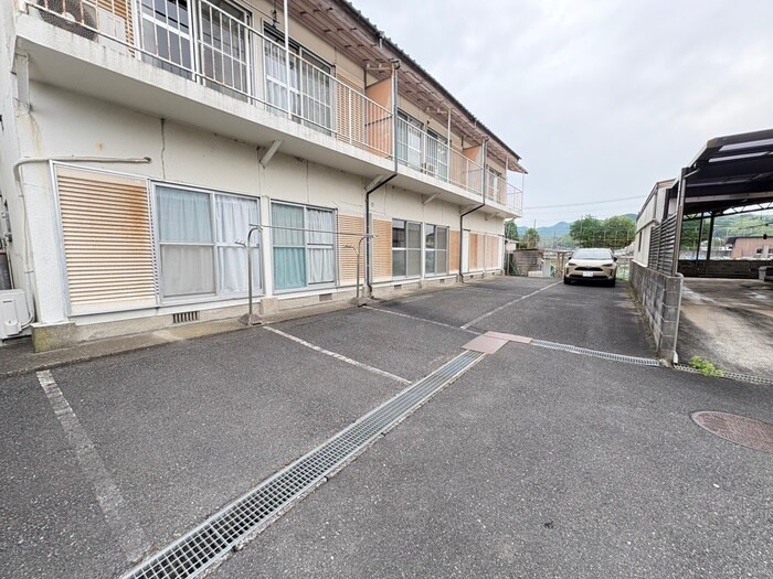 物件外観写真2　(駐車場)