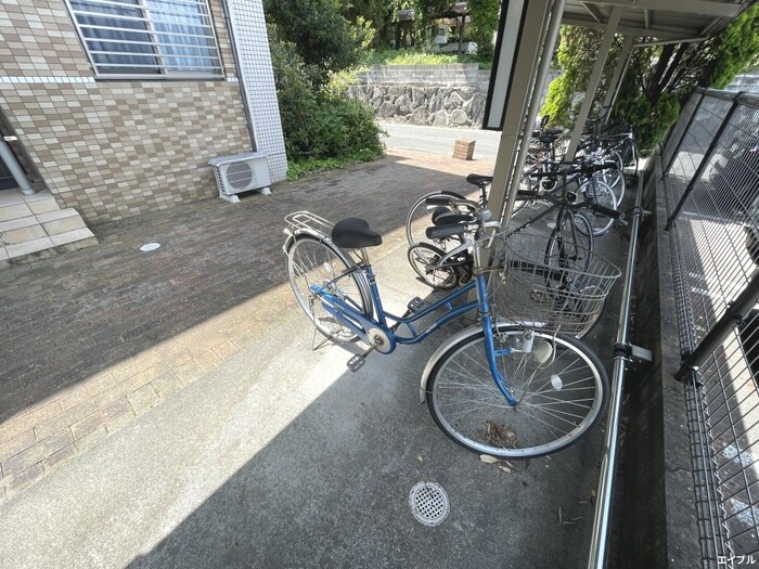 物件外観写真4　(駐輪場)