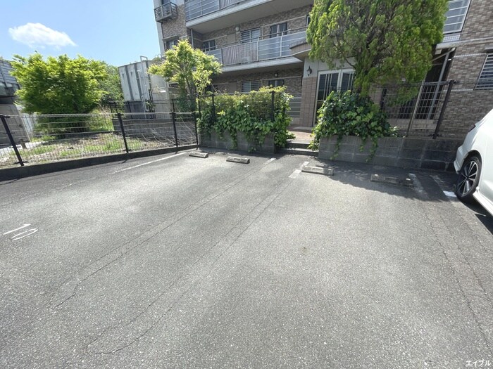 物件外観写真5　(駐車場)