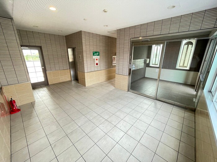 物件外観写真2　(エントランス部分)