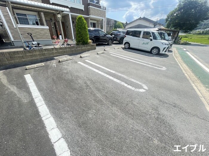 物件外観写真2　(駐車場)