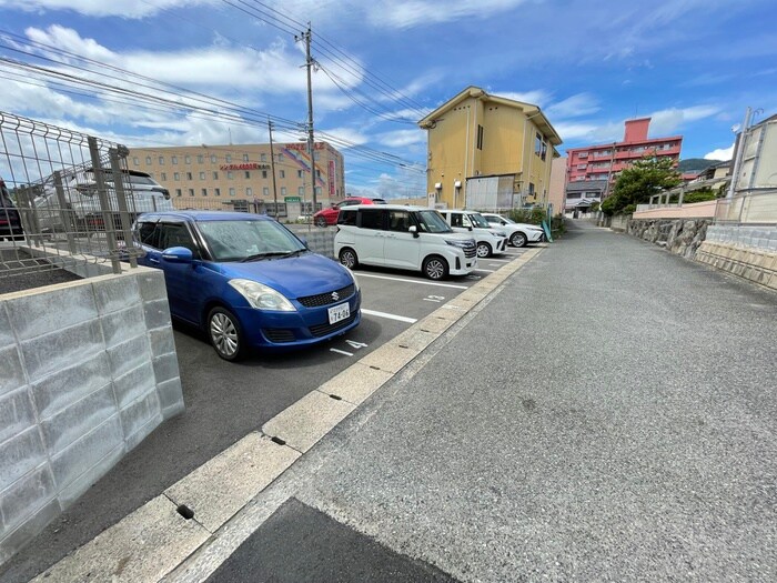 物件外観写真2　(駐車場)