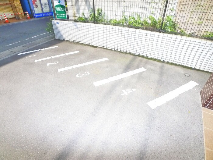 物件外観写真4　(駐車場)
