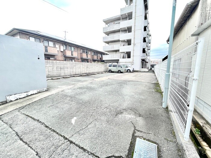 物件外観写真2　(駐車場)