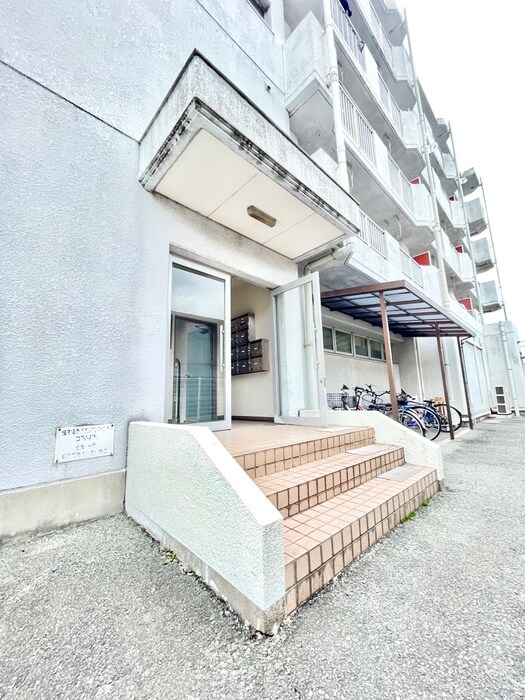 物件外観写真4　(エントランス部分)