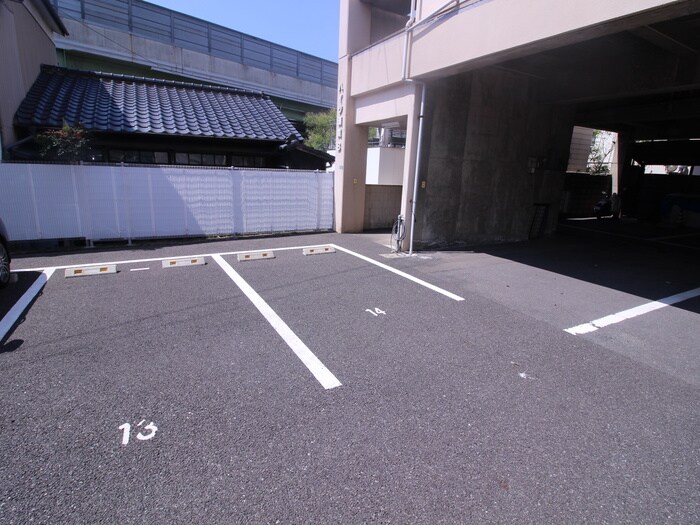 物件外観写真3　(駐車場)