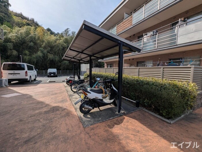物件外観写真4　(駐輪場)