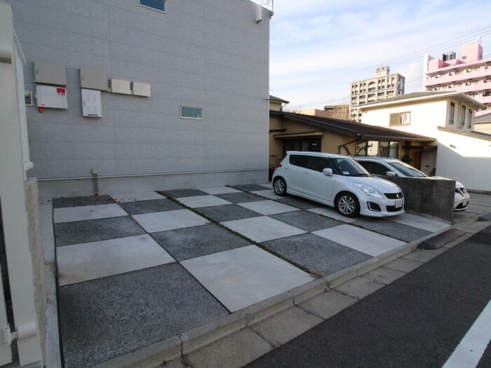 物件外観写真3　(駐車場)