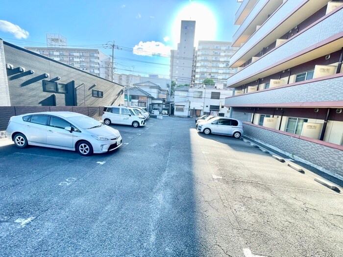物件外観写真3　(駐車場)