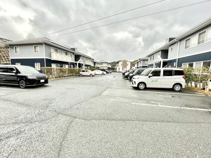 物件外観写真2　(駐車場)
