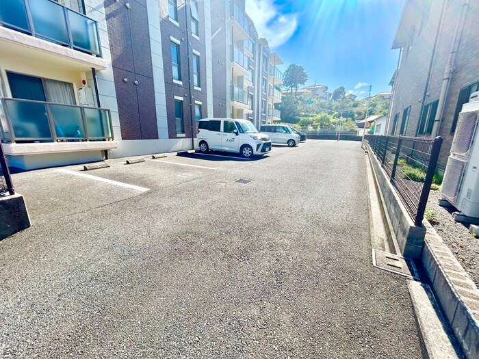 物件外観写真3　(駐車場)