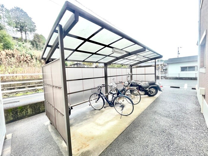 物件外観写真5　(駐輪場)