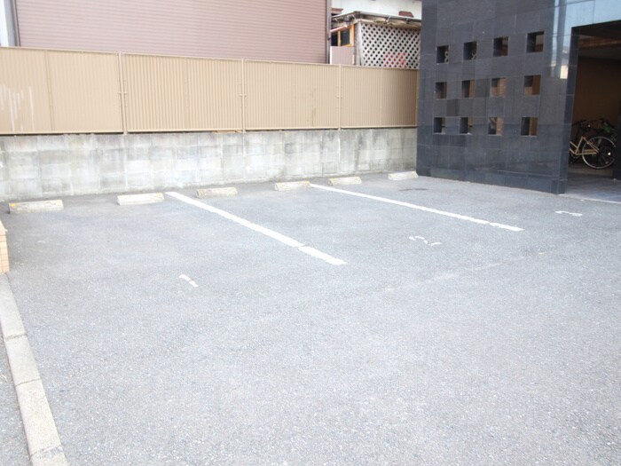 物件外観写真5　(駐車場)