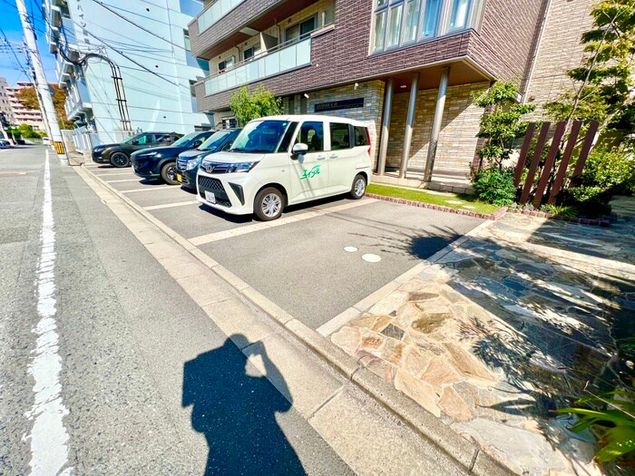 物件外観写真4　(駐車場)