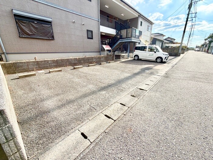 物件外観写真2　(駐車場)