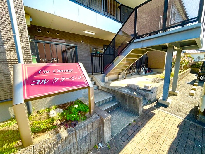 物件外観写真3　(エントランス部分)