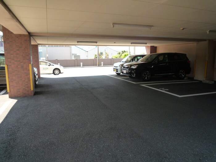 物件外観写真2　(駐車場)