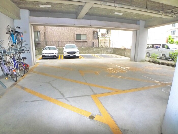 物件外観写真3　(駐車場)