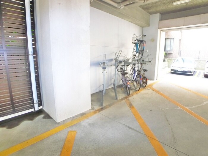物件外観写真4　(駐輪場)