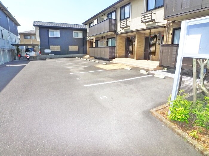 物件外観写真4　(駐車場)