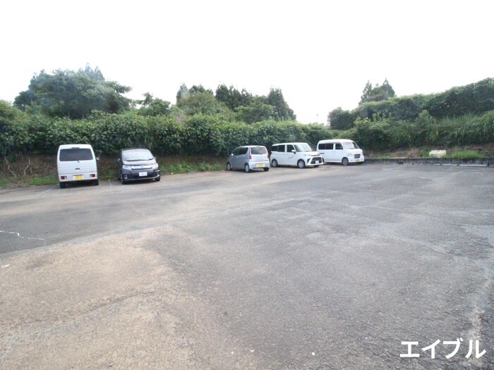 物件外観写真3　(駐車場)
