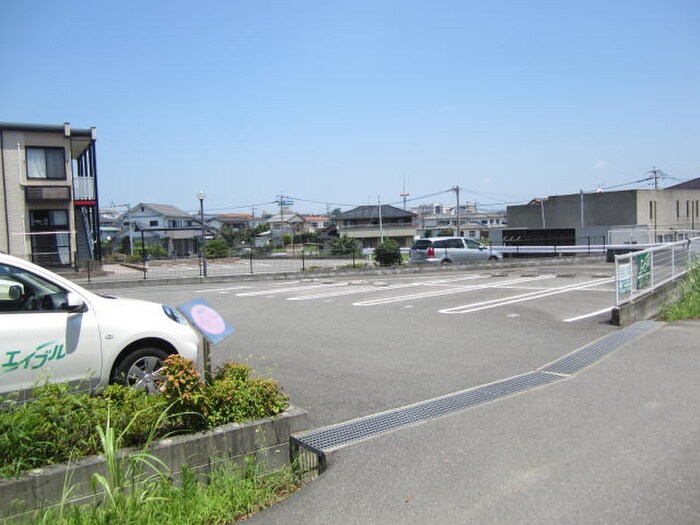 物件外観写真3　(駐車場)