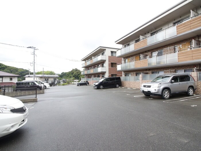 物件外観写真5　(駐車場)