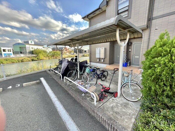 物件外観写真3　(駐輪場)