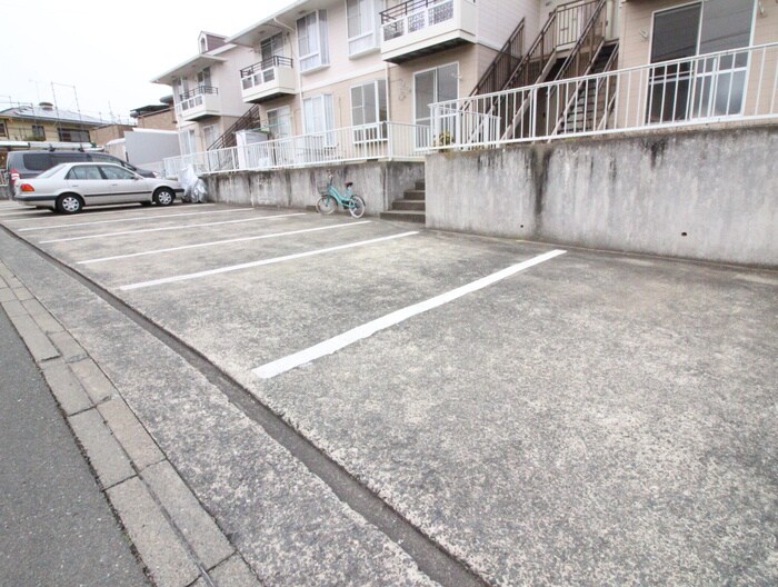 物件外観写真2　(駐車場)