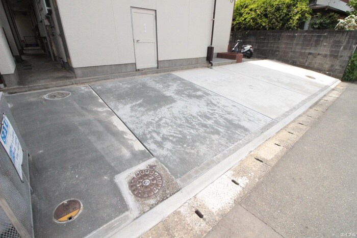 物件外観写真4　(駐車場)